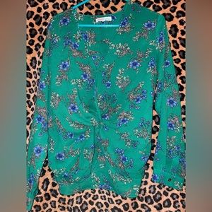 Heartloom L blouse. Green super cute and light